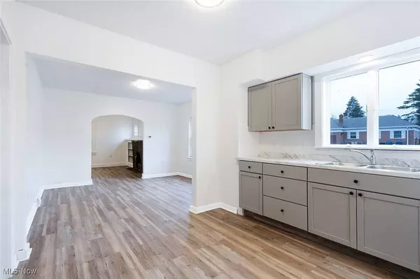 20 Erskine AVE, Youngstown, OH 44512