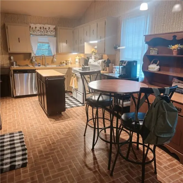 1005 Armstrong St, Coal Hill, AR 72832