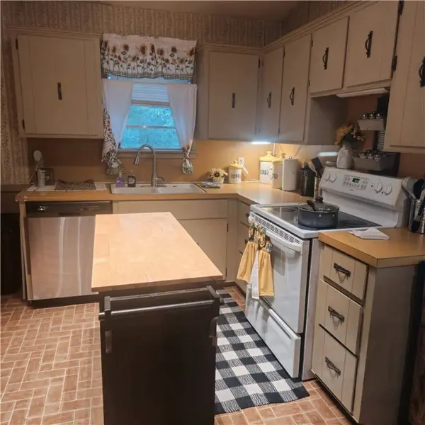 1005 Armstrong St, Coal Hill, AR 72832