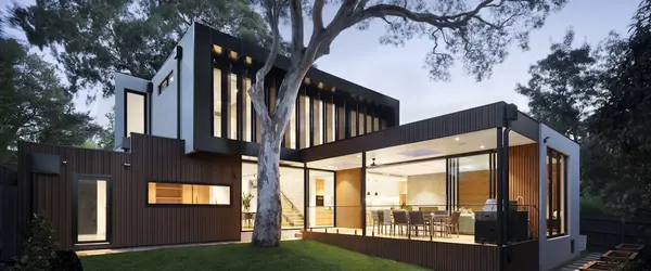 photo-1600585154340-be6161a56a0c