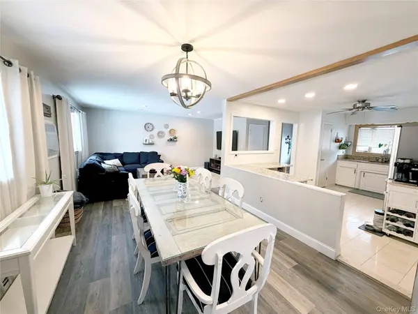 22 Berkshire RD, West Babylon, NY 11704