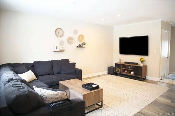 22 Berkshire RD, West Babylon, NY 11704