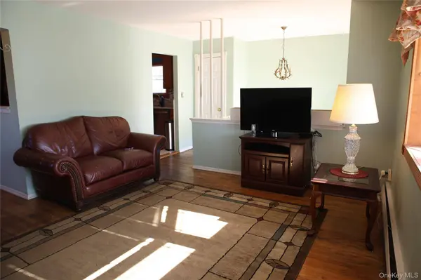 250 Wyona AVE, Lindenhurst, NY 11757