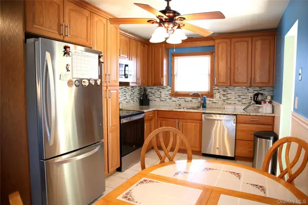 250 Wyona AVE, Lindenhurst, NY 11757