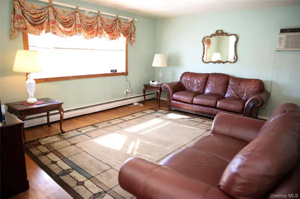 250 Wyona AVE, Lindenhurst, NY 11757
