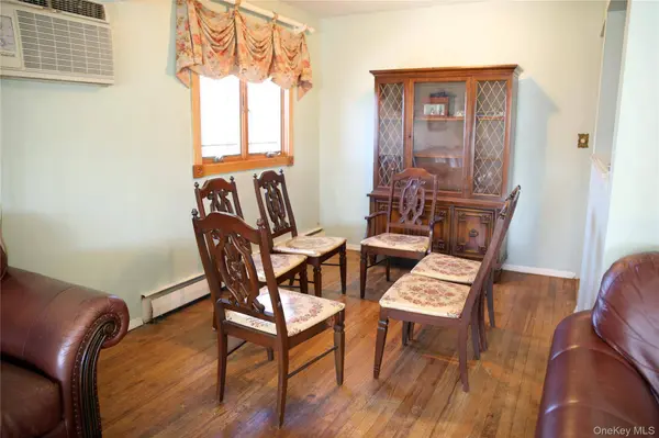 250 Wyona AVE, Lindenhurst, NY 11757