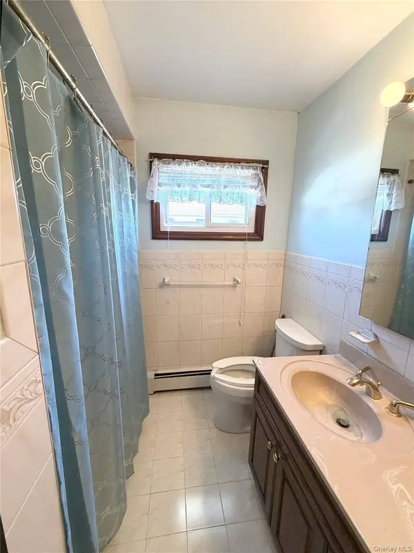 250 Wyona AVE, Lindenhurst, NY 11757
