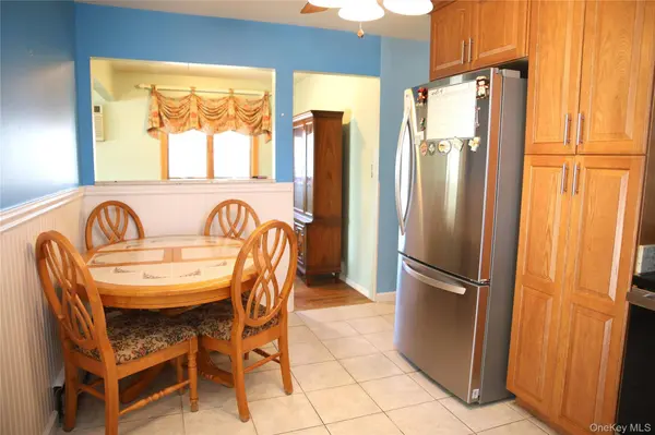 250 Wyona AVE, Lindenhurst, NY 11757