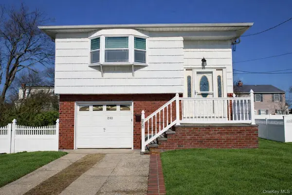 250 Wyona AVE, Lindenhurst, NY 11757