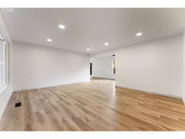 302 SE PAROPA CT, Gresham, OR 97080