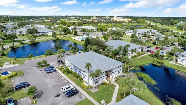1529 SE Royal Green CIR #102