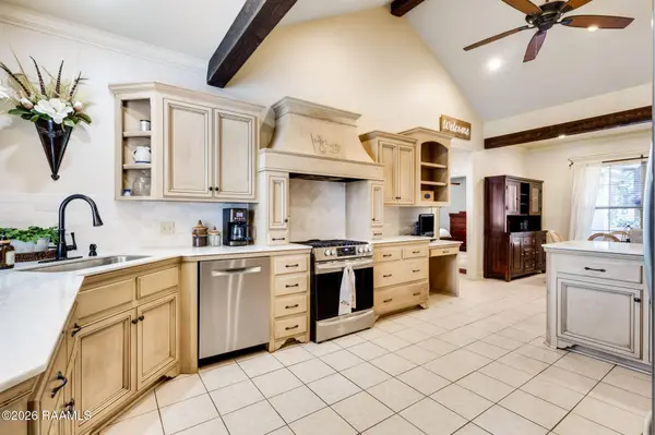 402 Southlake CIR, Youngsville, LA 70592