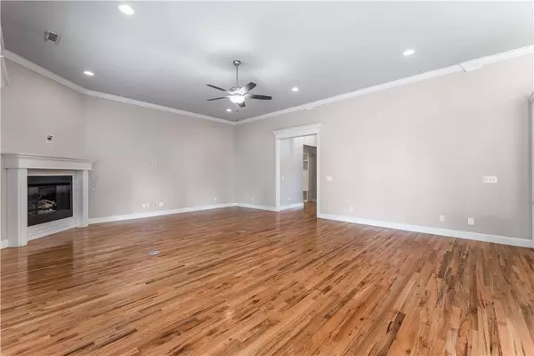 6104 W Buckeye Dr, Rogers, AR 72758