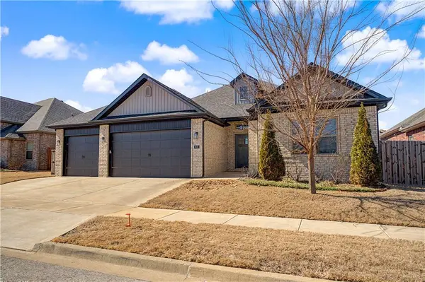 615 Phoenix Rd, Fayetteville, AR 72704