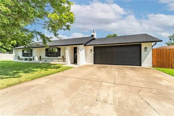 1906 SE Taylor St, Bentonville, AR 72712