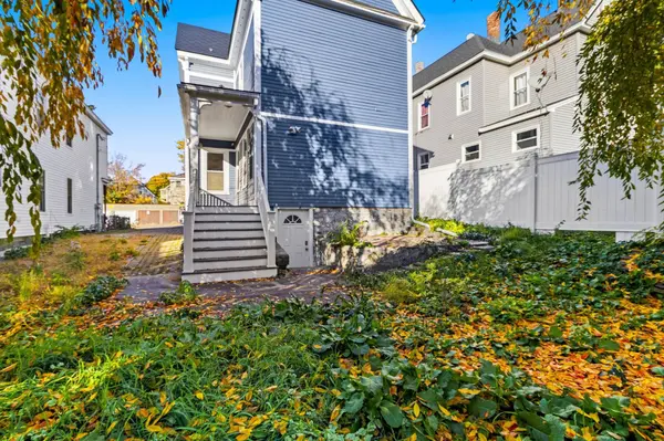 35 Seventh St, Lowell, MA 01850