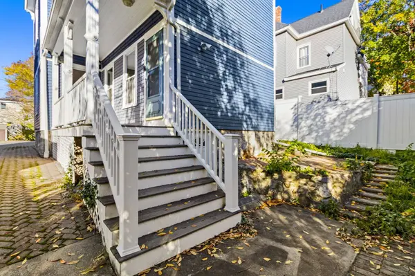 35 Seventh St, Lowell, MA 01850