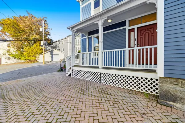 35 Seventh St, Lowell, MA 01850
