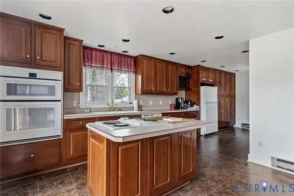 353 Farmers Dell LN, Deltaville, VA 23043