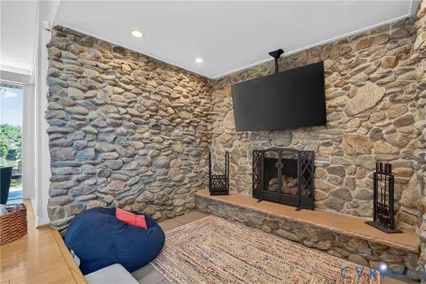 1112 Bennett Farm RD, Locust Hill, VA 23092