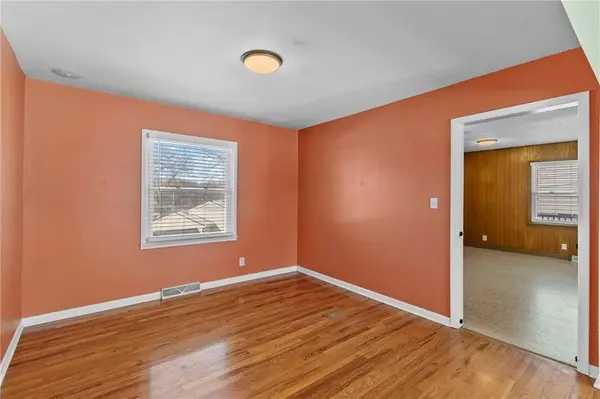 624 NE 39th TER, Kansas City, MO 64116