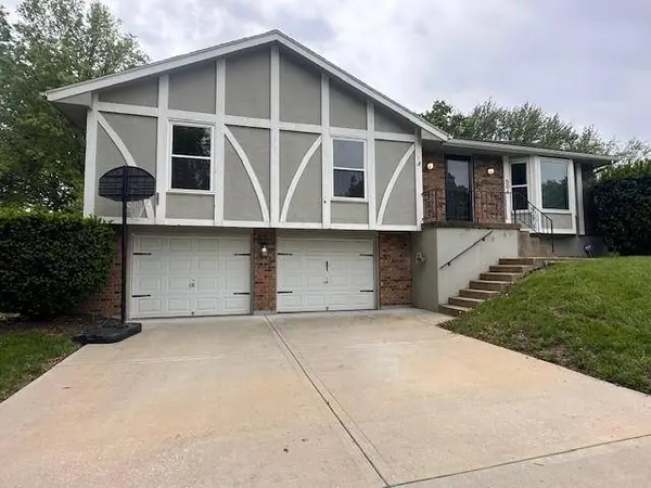 504 NE Stonewall DR, Blue Springs, MO 64014