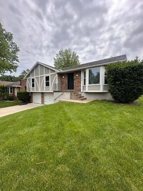 504 NE Stonewall DR, Blue Springs, MO 64014