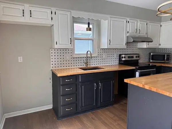 504 NE Stonewall DR, Blue Springs, MO 64014