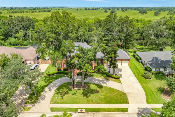 133 Dewberry DR, Lake Jackson, TX 77566