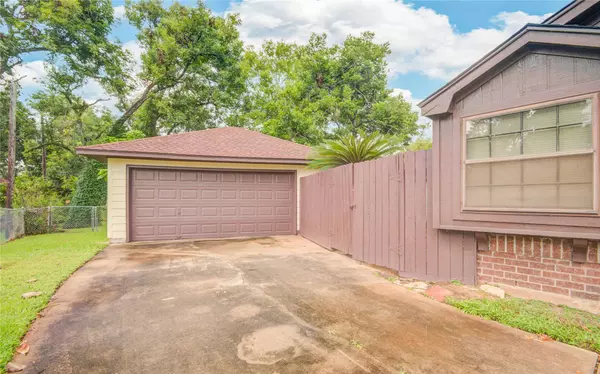 203 Old Angleton RD, Lake Jackson, TX 77566