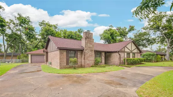 203 Old Angleton RD, Lake Jackson, TX 77566