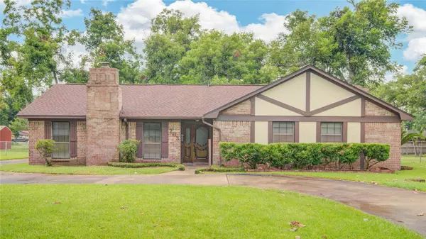 203 Old Angleton RD, Lake Jackson, TX 77566