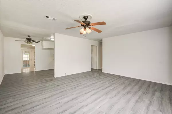 704 Pin Money ST, Clute, TX 77531