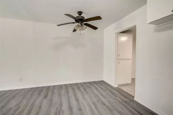 704 Pin Money ST, Clute, TX 77531