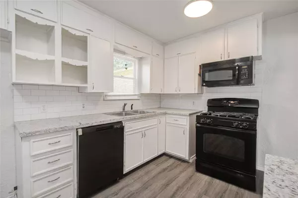 704 Pin Money ST, Clute, TX 77531