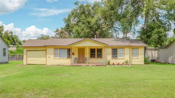 704 Pin Money ST, Clute, TX 77531