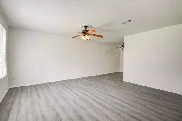 704 Pin Money ST, Clute, TX 77531