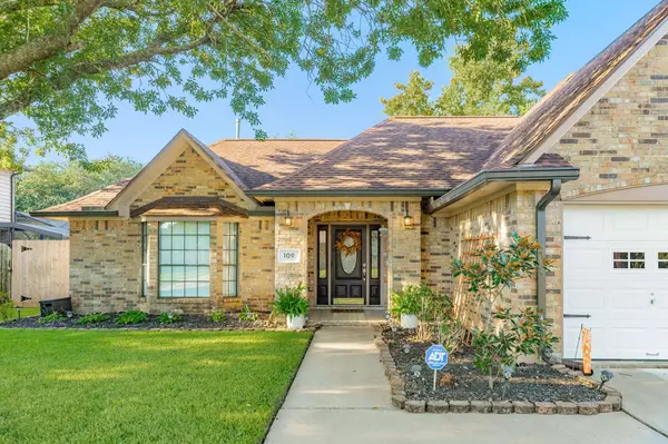 109 Zinnia ST, Lake Jackson, TX 77566