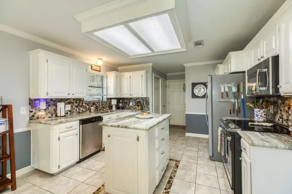 109 Zinnia ST, Lake Jackson, TX 77566