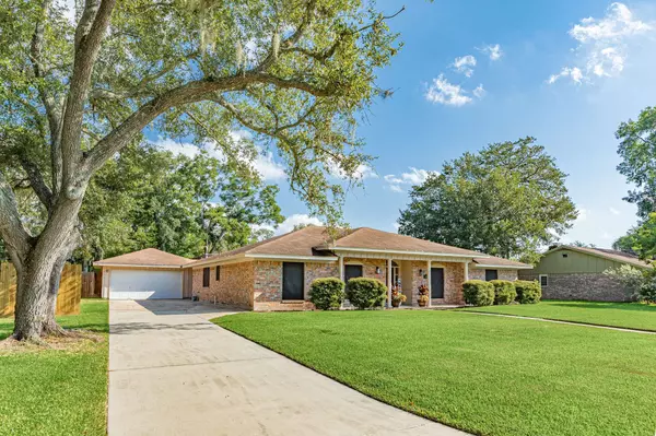 119 Redbud ST, Lake Jackson, TX 77566