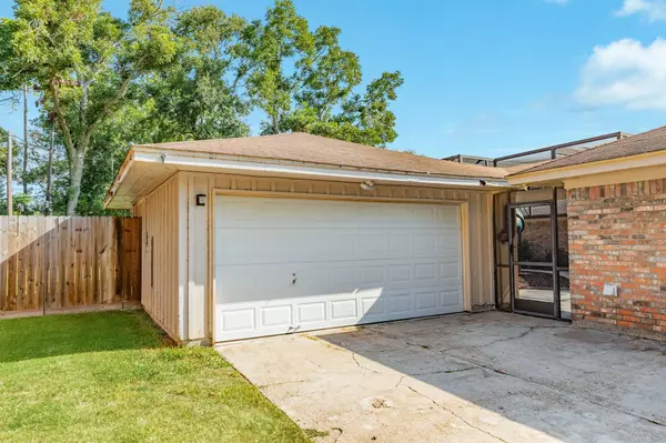 119 Redbud ST, Lake Jackson, TX 77566