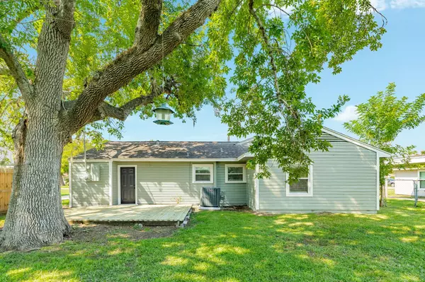 508 Center Way ST, Lake Jackson, TX 77566