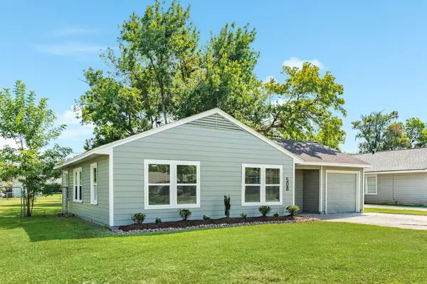 508 Center Way ST, Lake Jackson, TX 77566