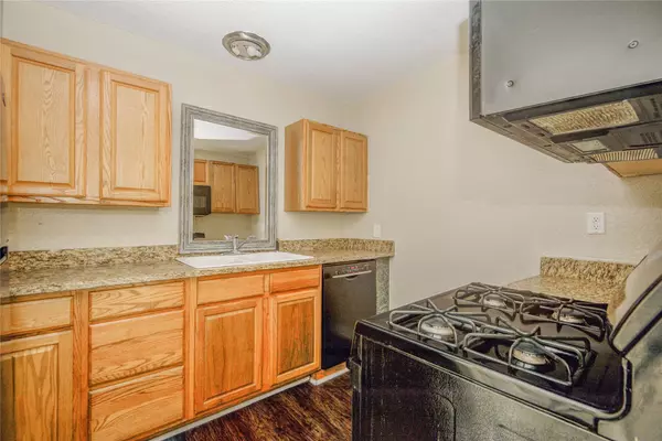 212 Winding Way ST, Lake Jackson, TX 77566