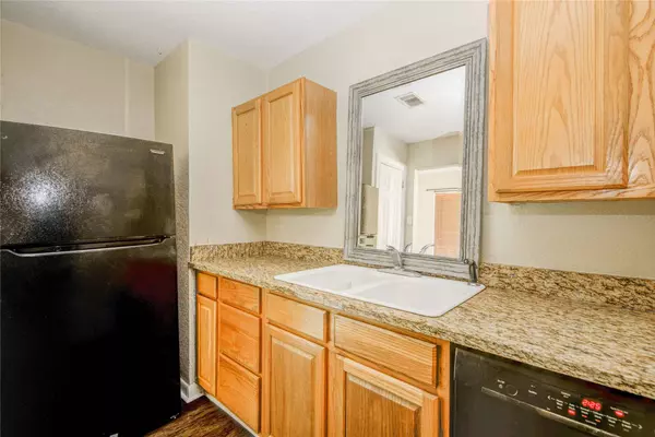 212 Winding Way ST, Lake Jackson, TX 77566