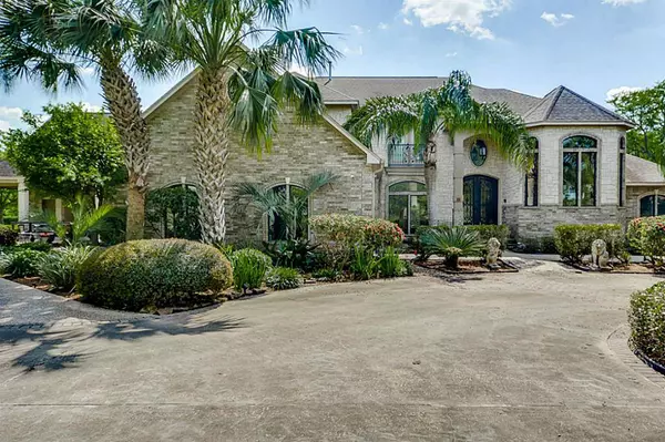 58 Lake RD, Lake Jackson, TX 77566