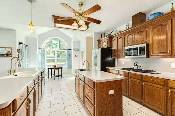 55 Mandevilla CT, Lake Jackson, TX 77566