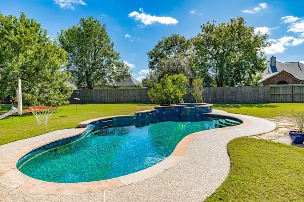 55 Mandevilla CT, Lake Jackson, TX 77566