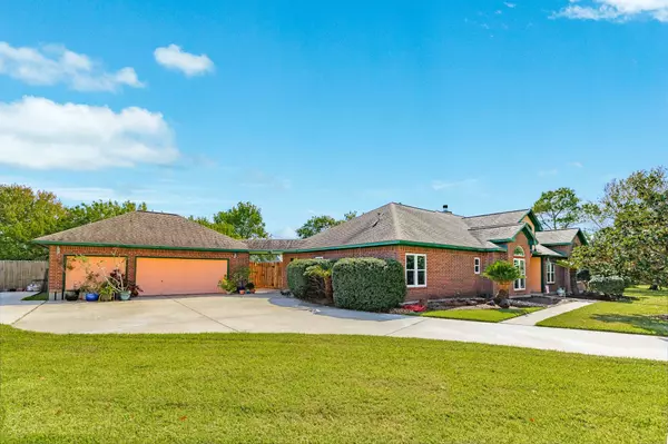 55 Mandevilla CT, Lake Jackson, TX 77566