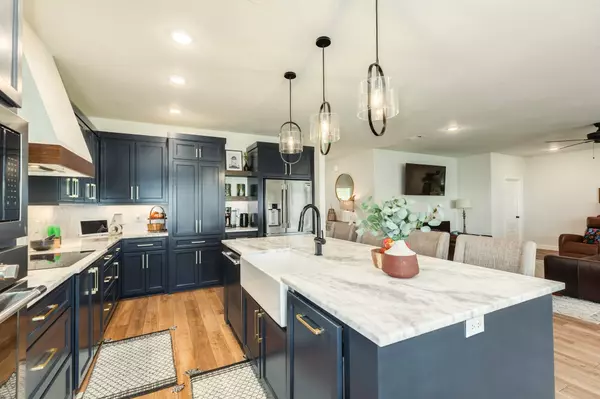 2 Greystone CT, Angleton, TX 77515